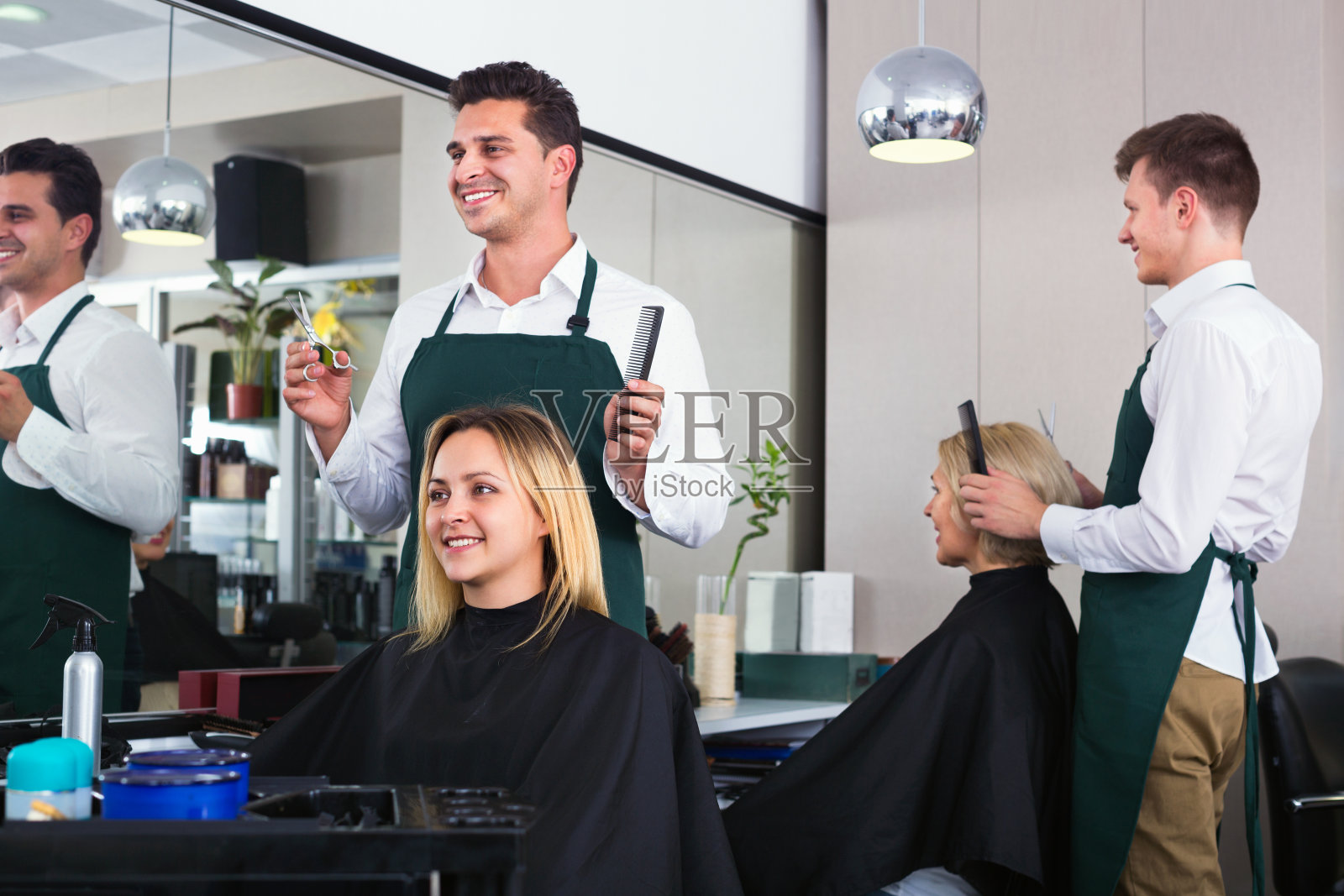 正年轻男子剪着女孩的长发照片摄影图片