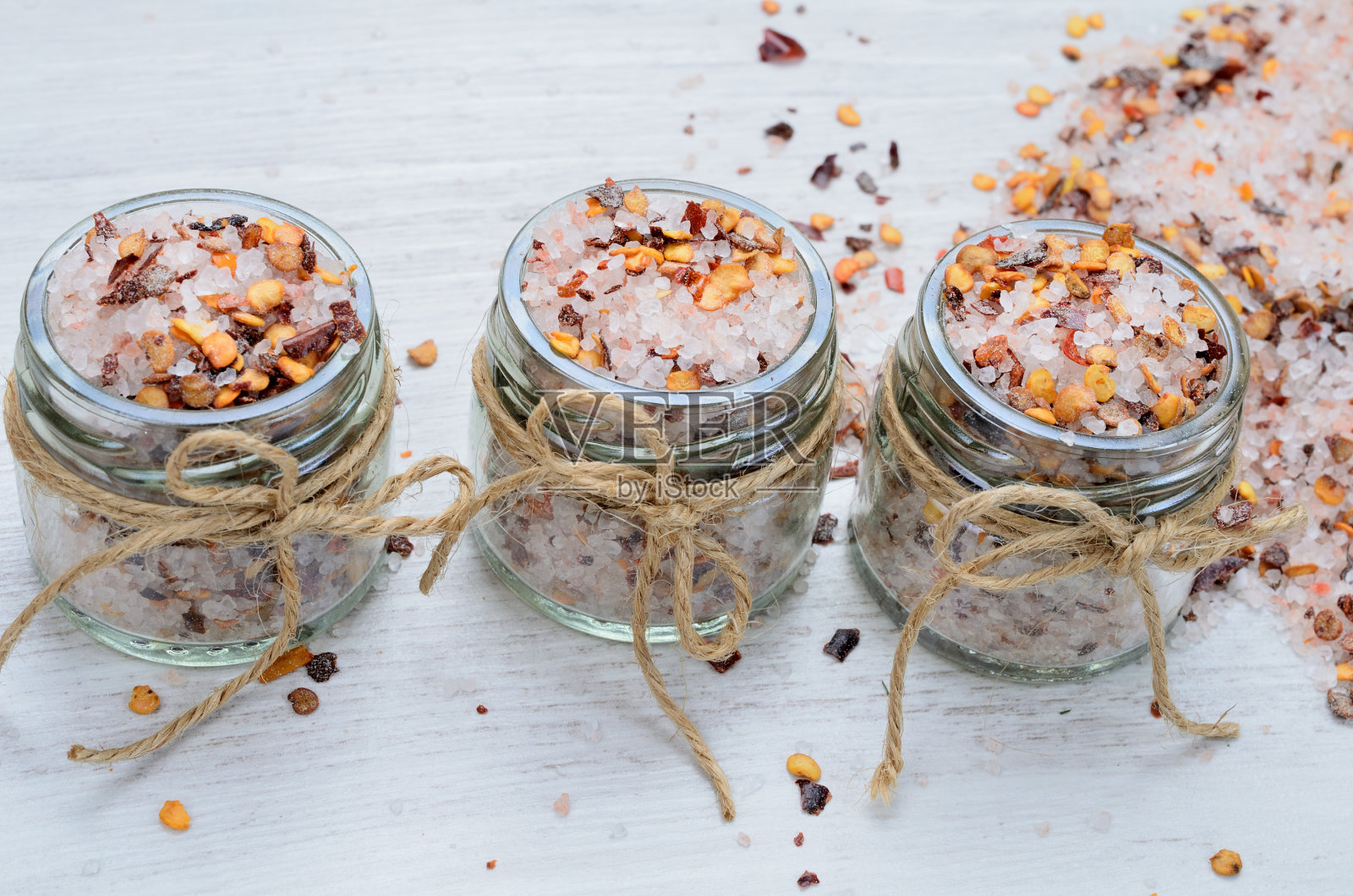 桌上放着粉盐和辣椒籽照片摄影图片