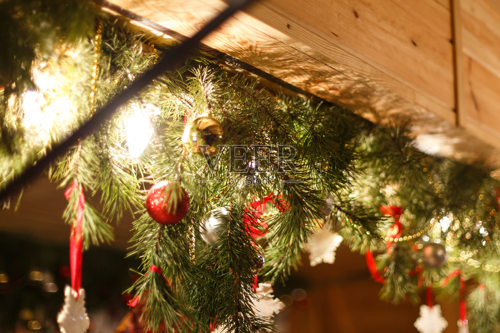 圣诞树上的圣诞装饰品照片摄影图片