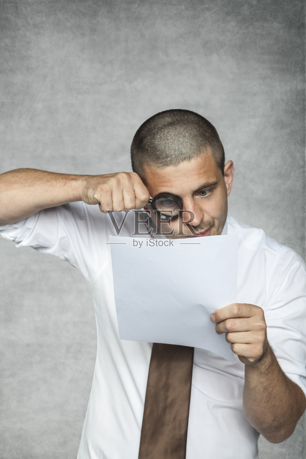 仔细阅读合同照片摄影图片