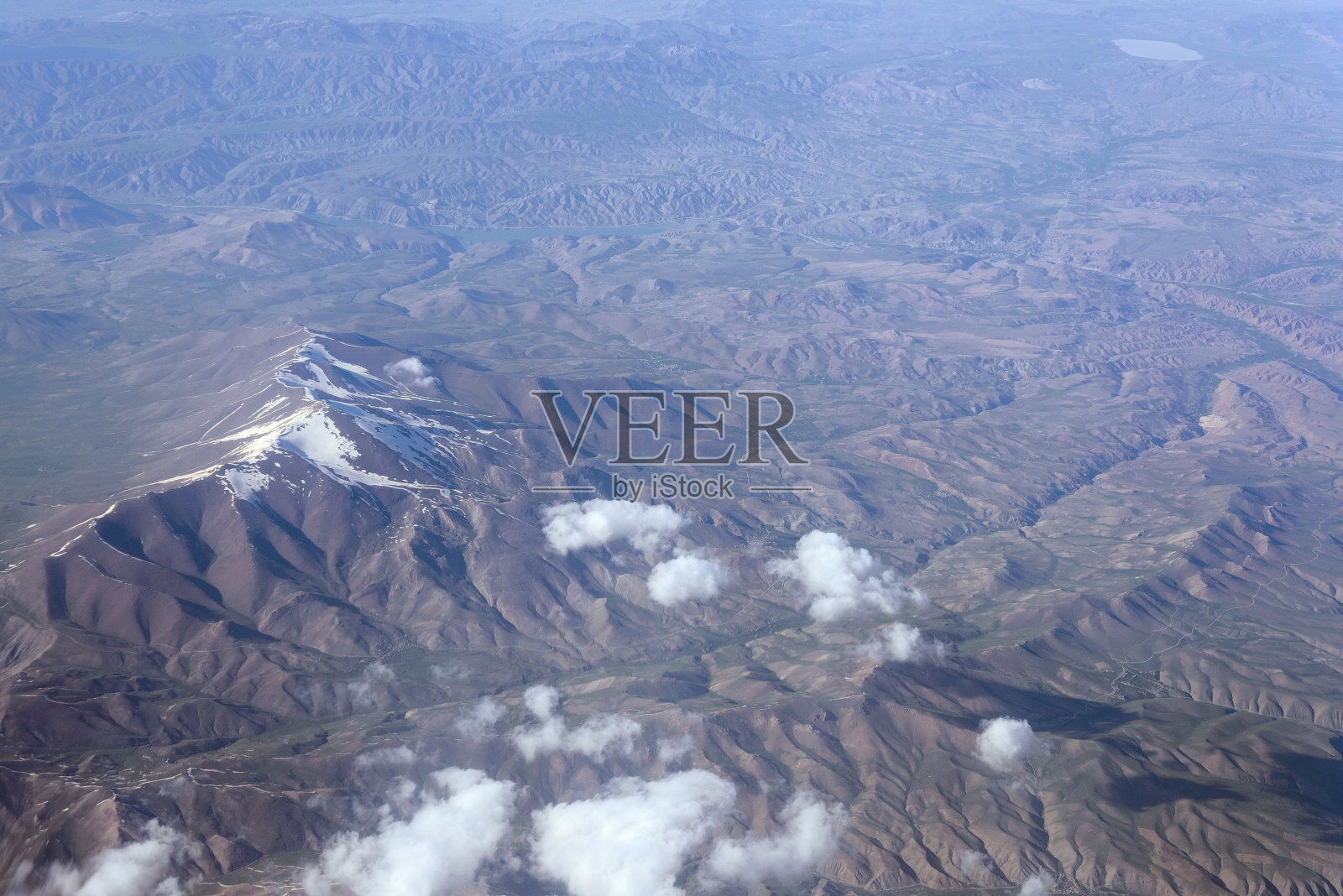 蓝天中的机翼飞行照片摄影图片