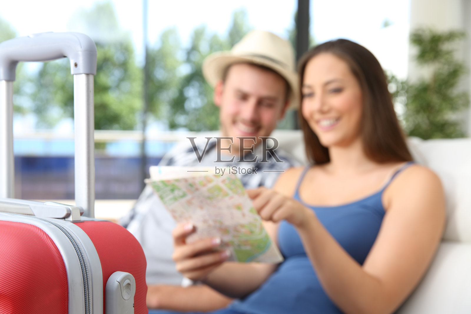 几个游客在地图上搜索位置照片摄影图片