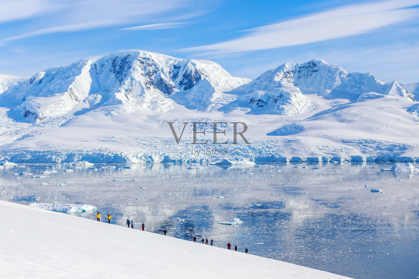 一群人在南极尼可湾的雪山上徒步旅行照片摄影图片