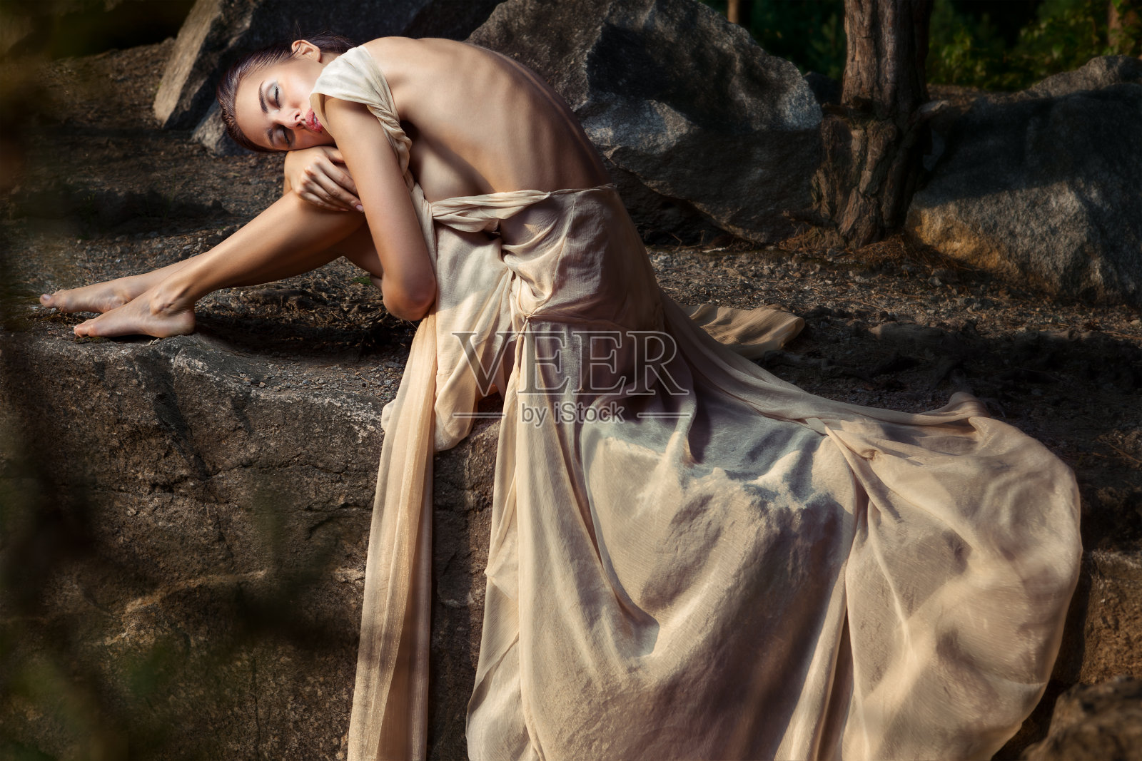 温柔的女孩坐在照片摄影图片