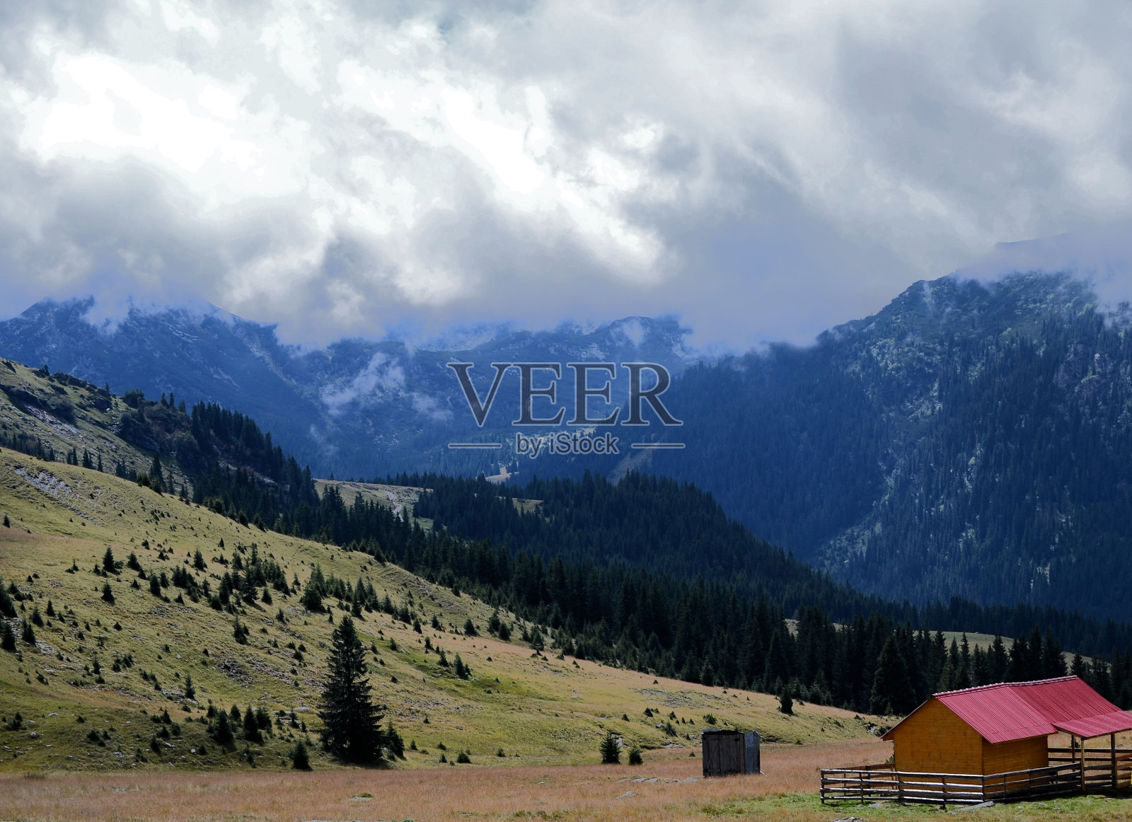 罗马尼亚喀尔巴阡山脉的阿尔卑斯公路照片摄影图片