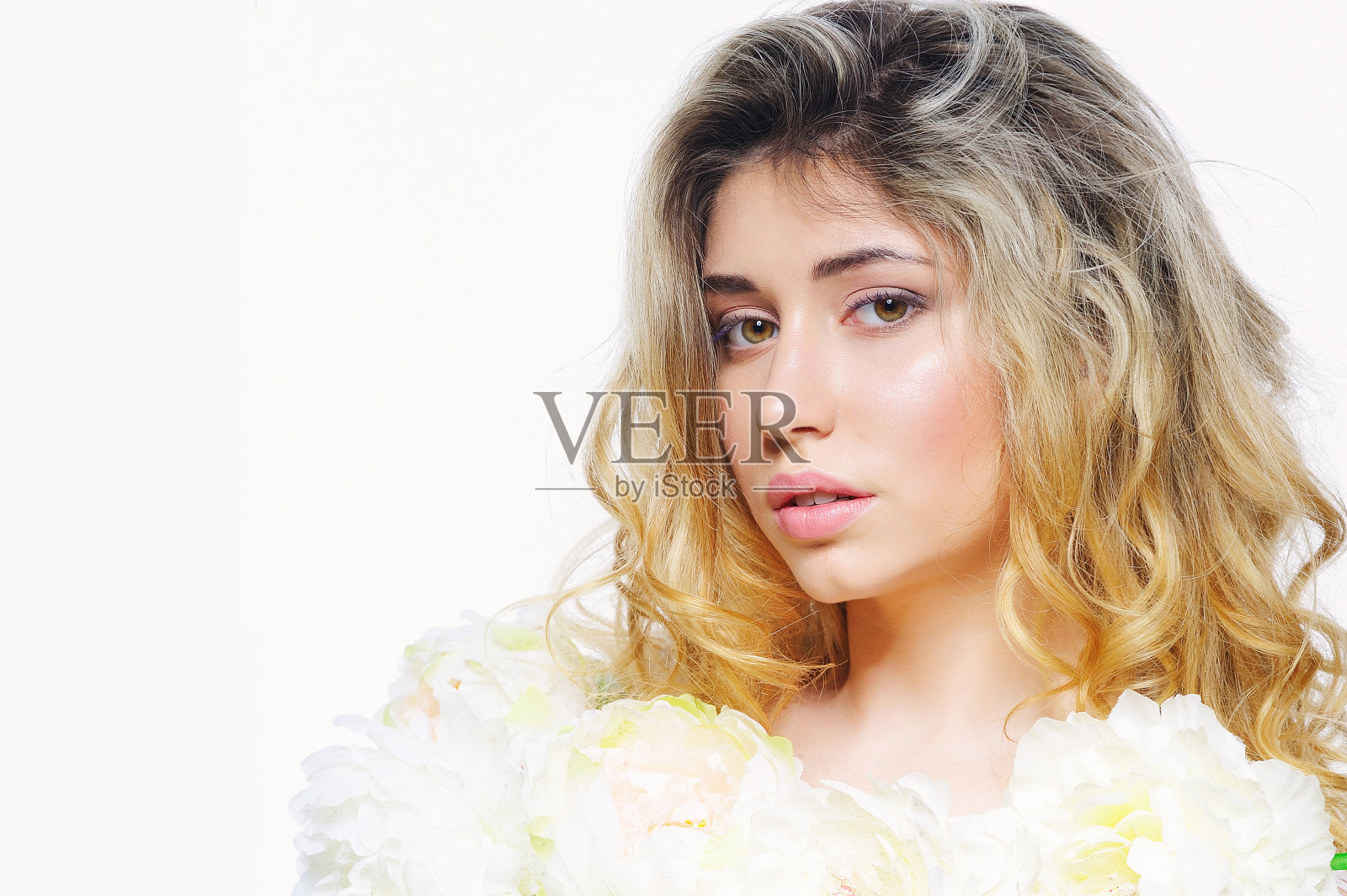 女人美貌肖像在白花照片摄影图片
