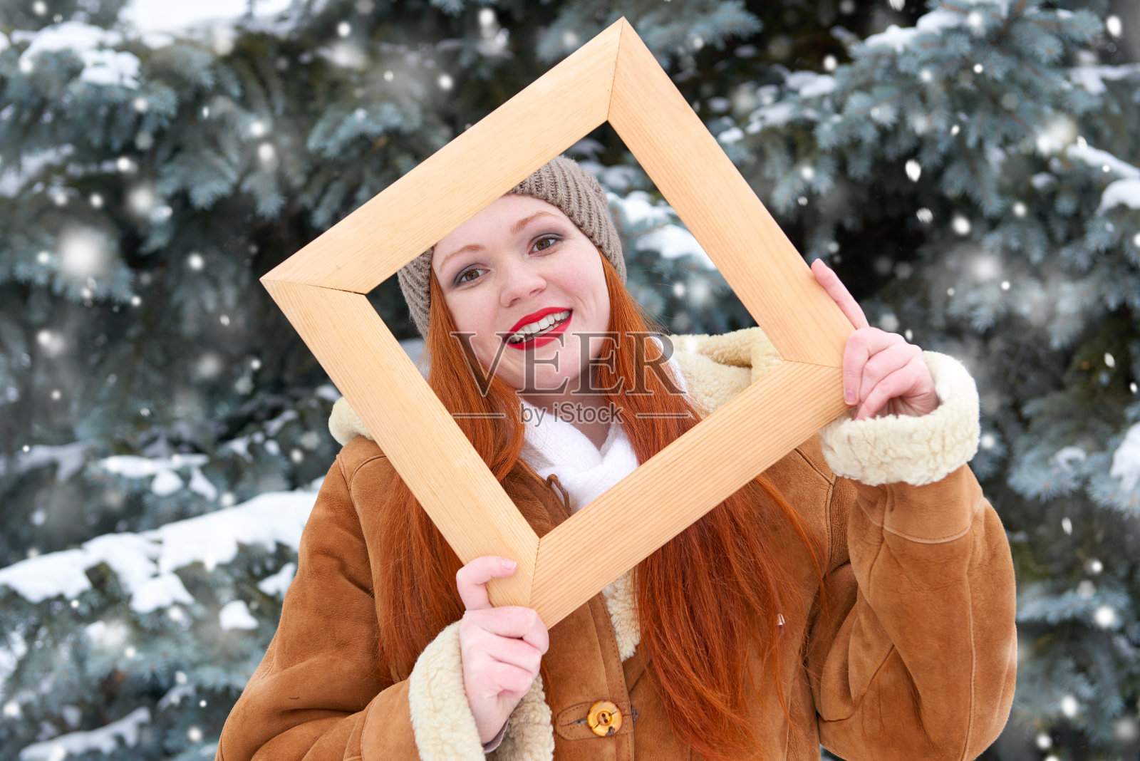 美丽的女人在冬天的户外,雪杉树在森林照片摄影图片