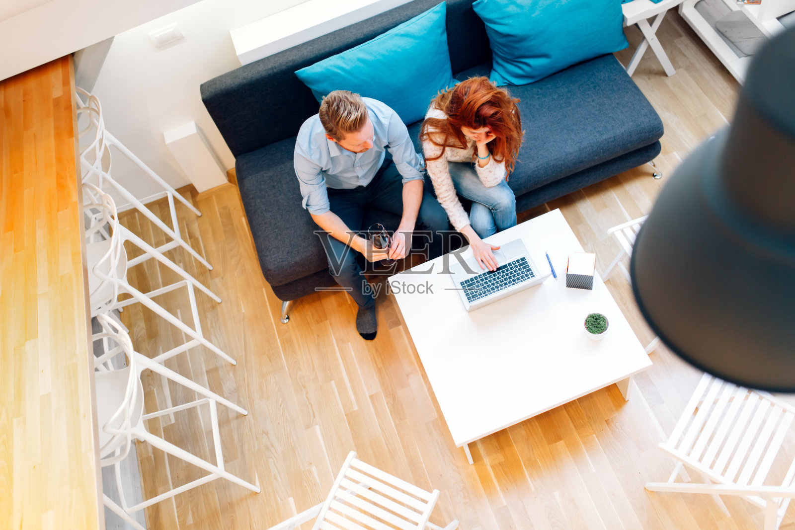 一对夫妻在美丽的客厅里一起工作照片摄影图片