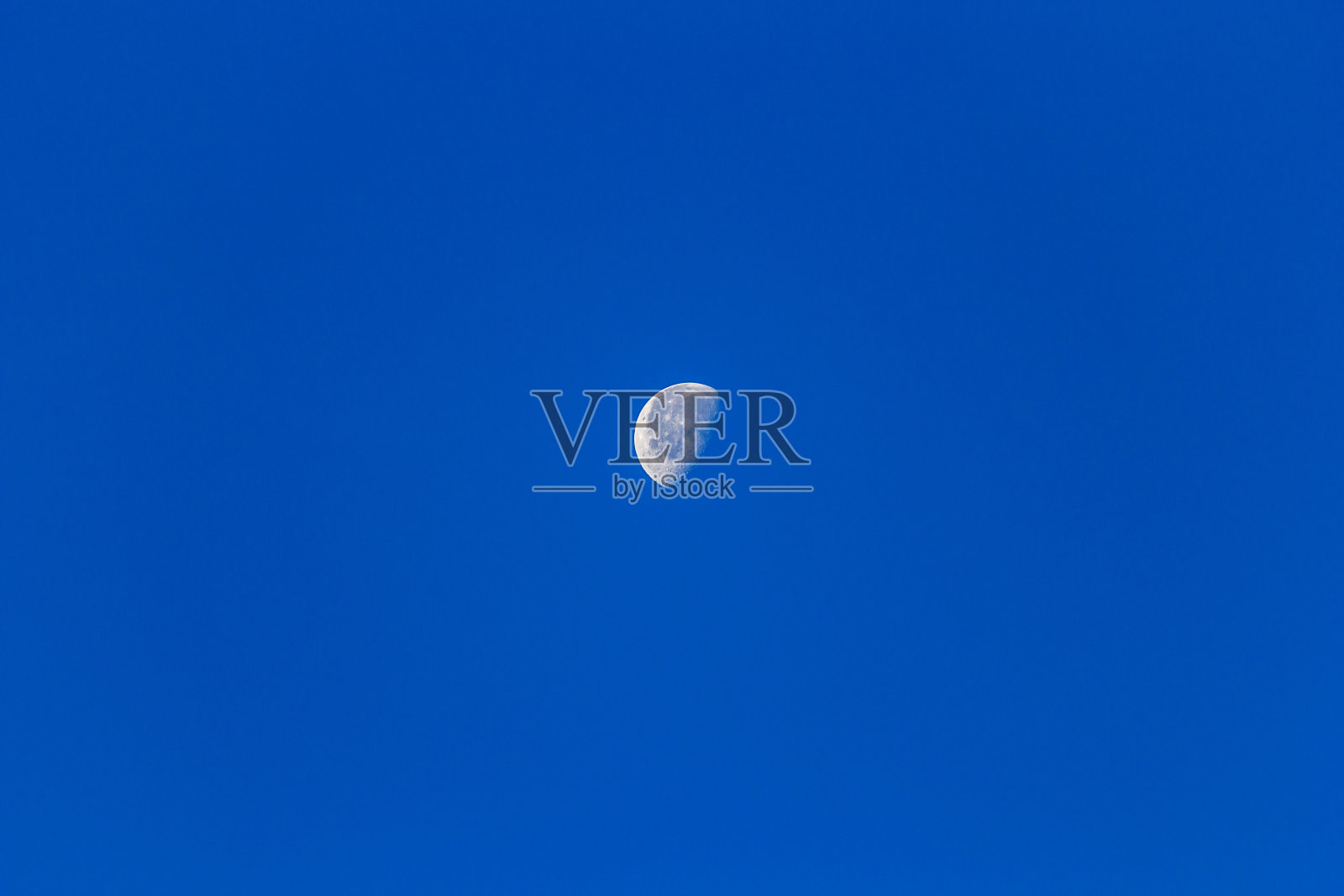 白天的月亮照片摄影图片