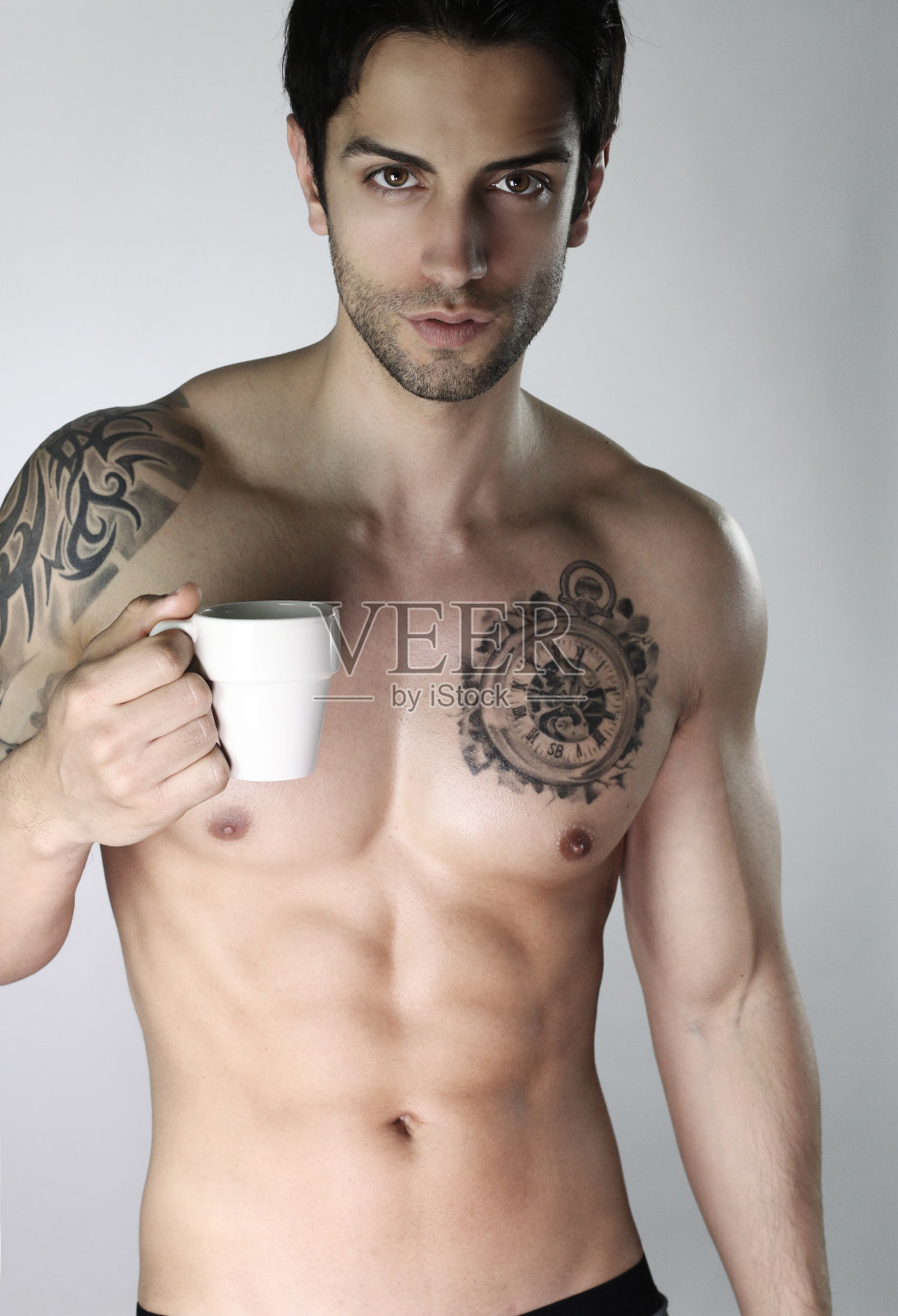 英俊的年轻人在喝他的早餐咖啡照片摄影图片