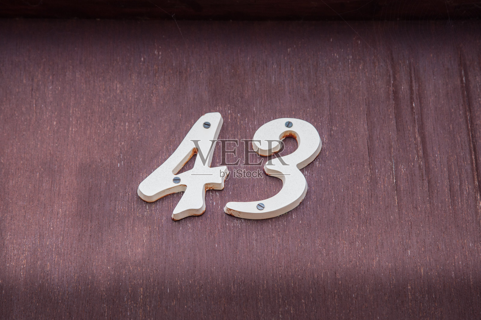 木门上的数字43照片摄影图片