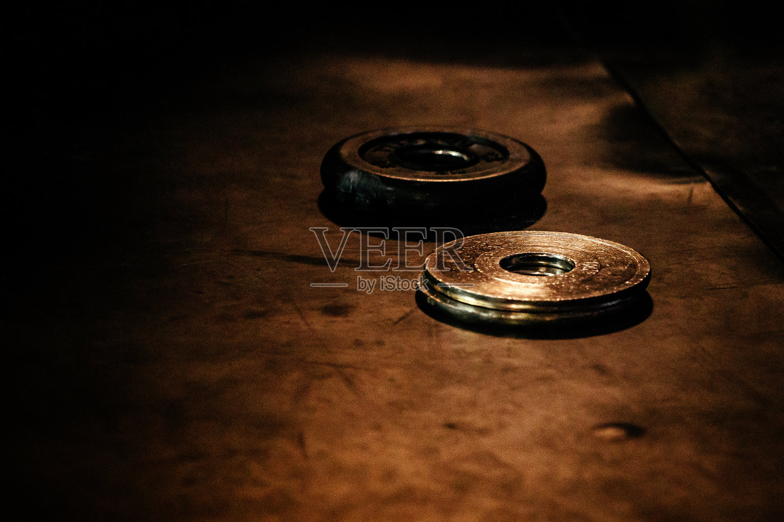 深色地板上用于竞技力量举的杠铃片照片摄影图片