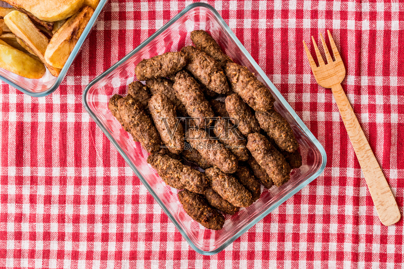 土耳其肉丸加自制土豆角。照片摄影图片