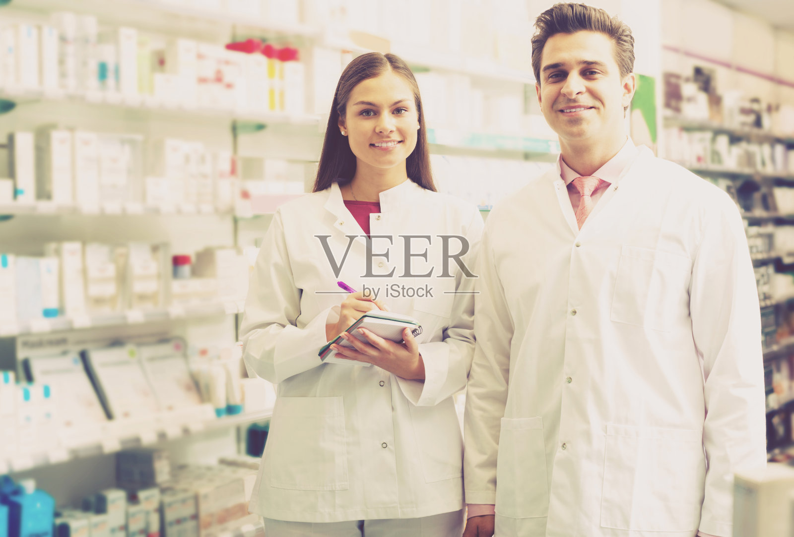 两个友好的药剂师工作的肖像照片摄影图片