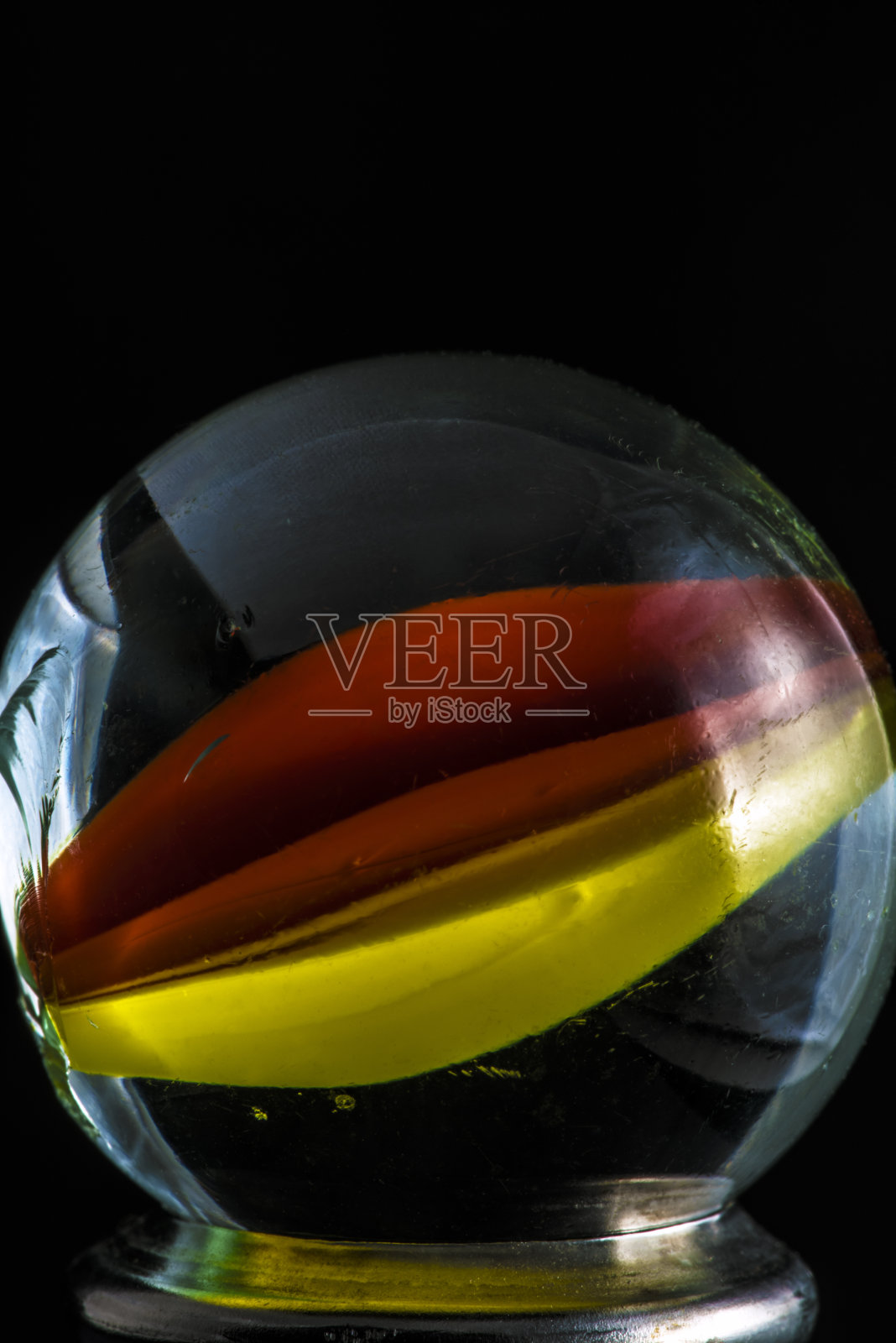 里面是黄色和红色的玻璃大理石照片摄影图片