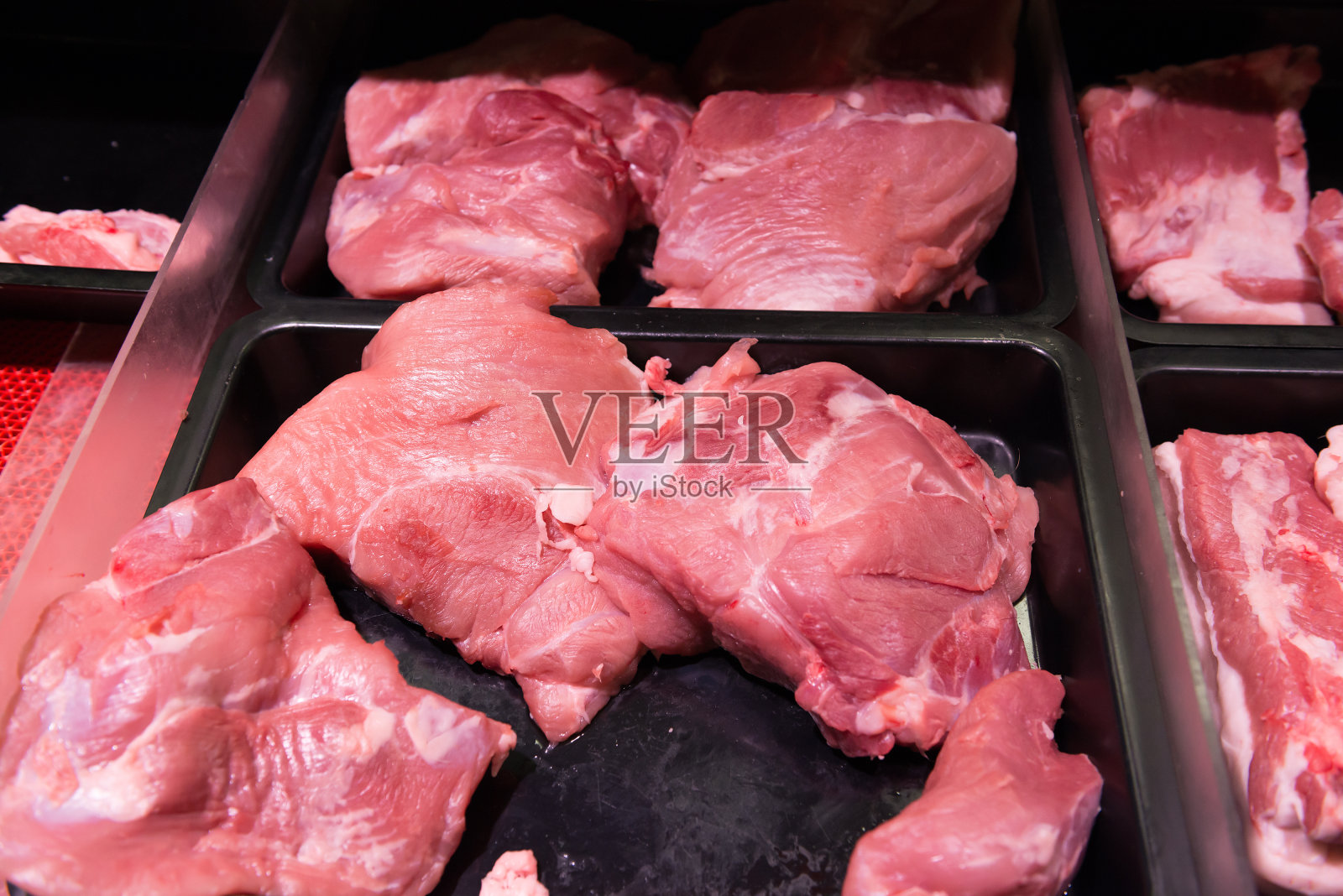 超市里出售的生猪肉照片摄影图片