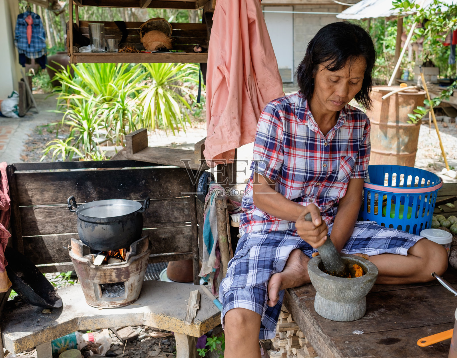 老年妇女在户外做饭照片摄影图片