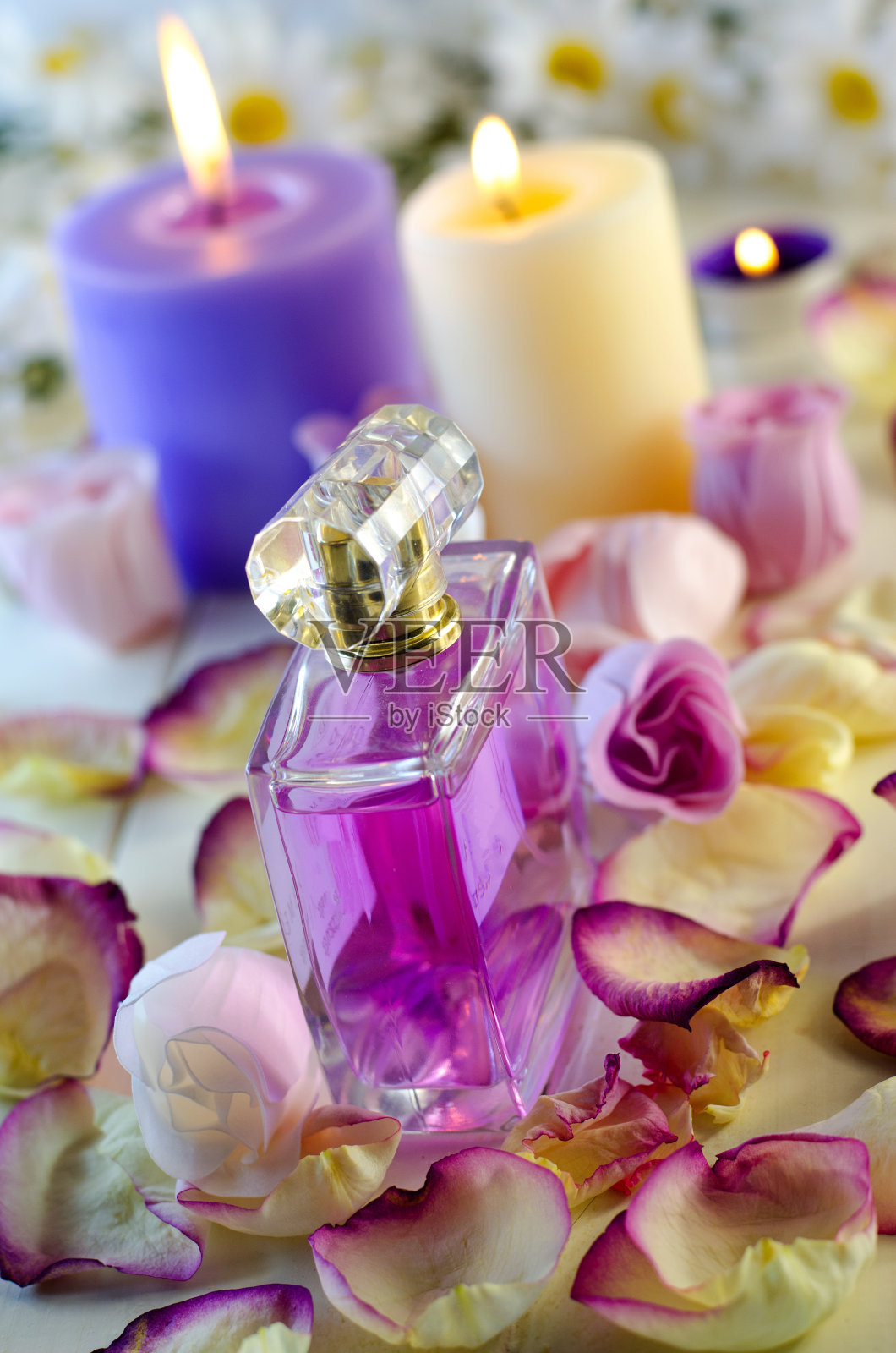 带有花香的香水照片摄影图片