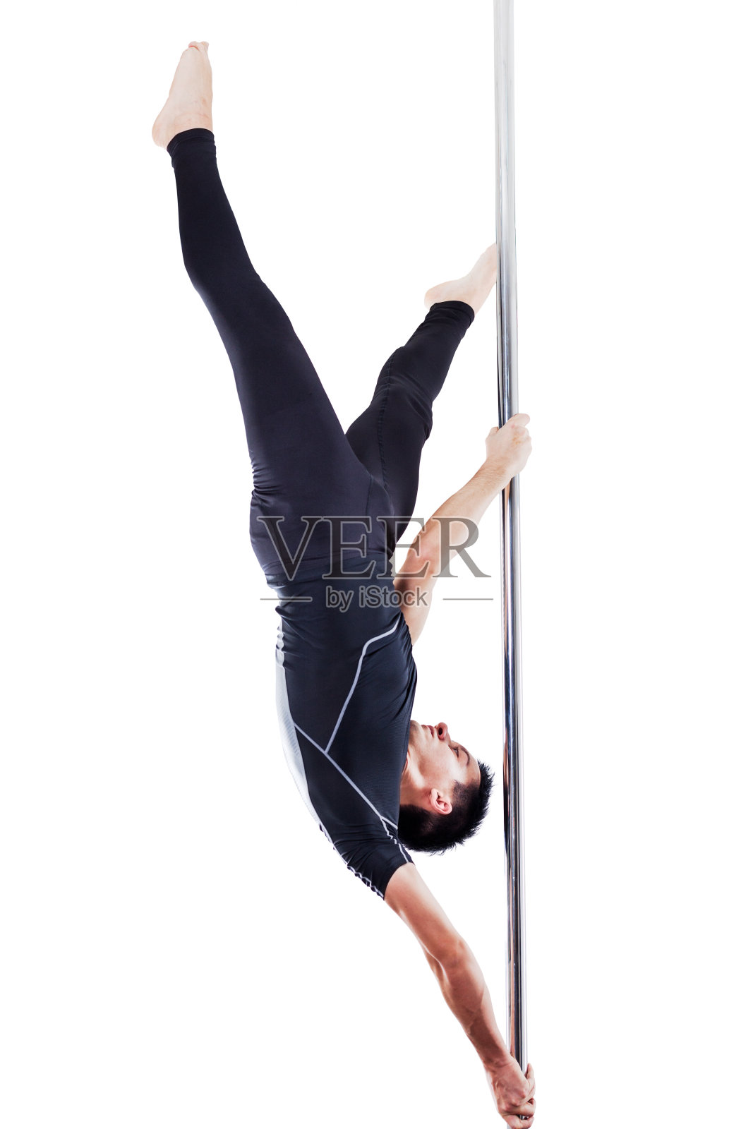 男子表演钢管舞。工作室拍摄,白色背景,孤立照片摄影图片