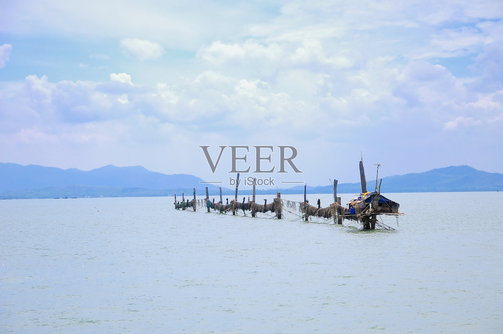 越南头滩附近的木船照片摄影图片