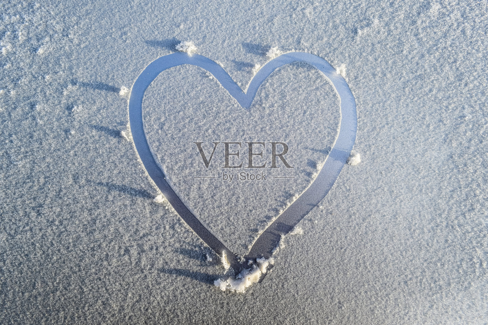 心被汽车引擎盖上的霜吸走了照片摄影图片