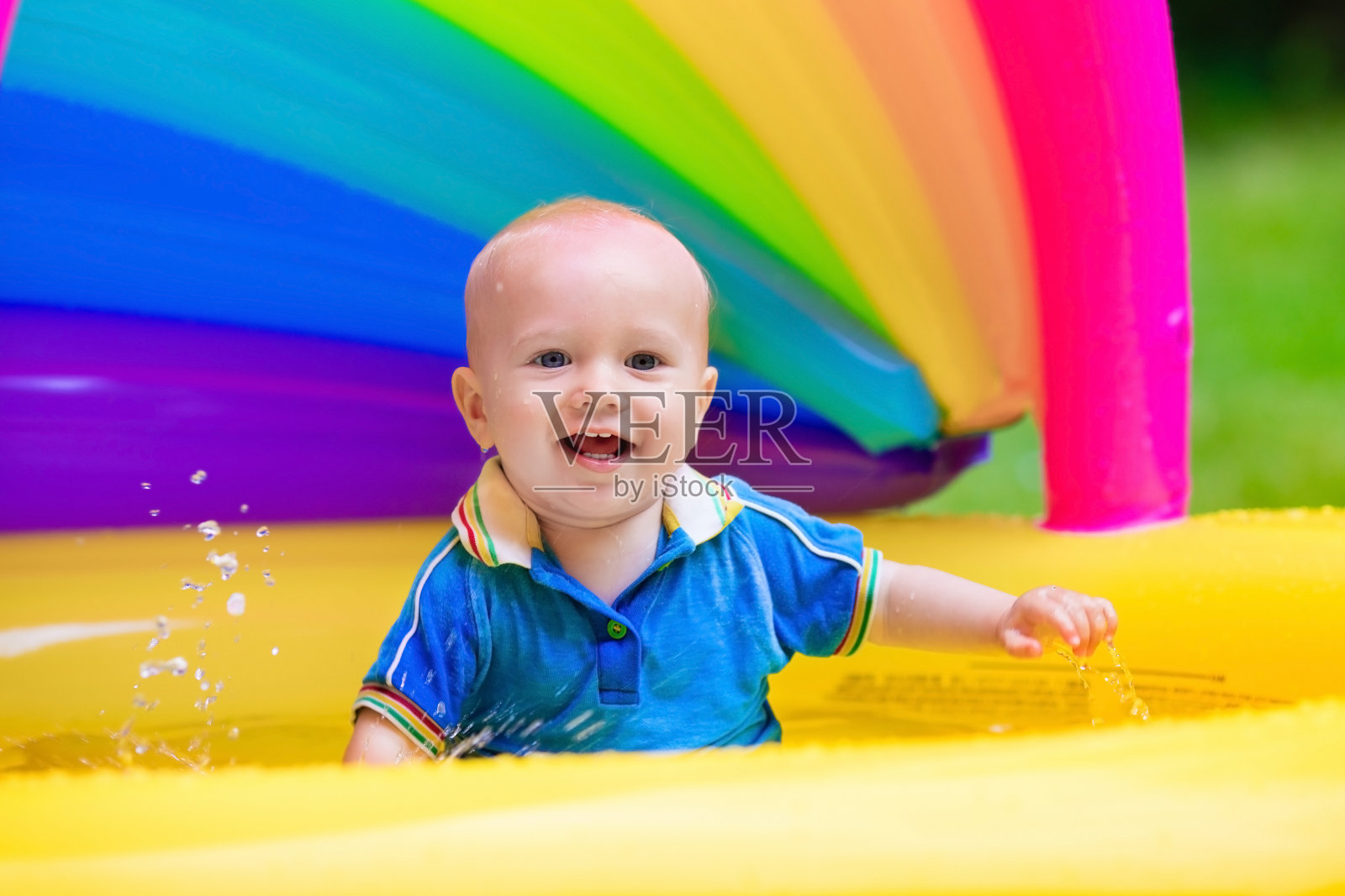 快乐的宝宝在游泳池里戏水照片摄影图片