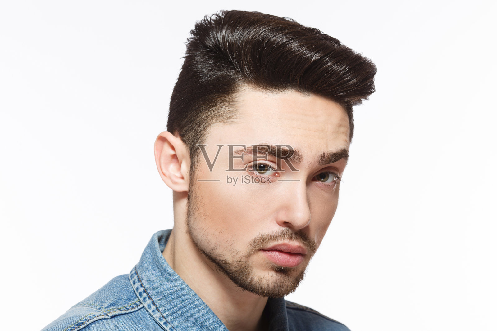 在工作室里留着现代发型的男人照片摄影图片