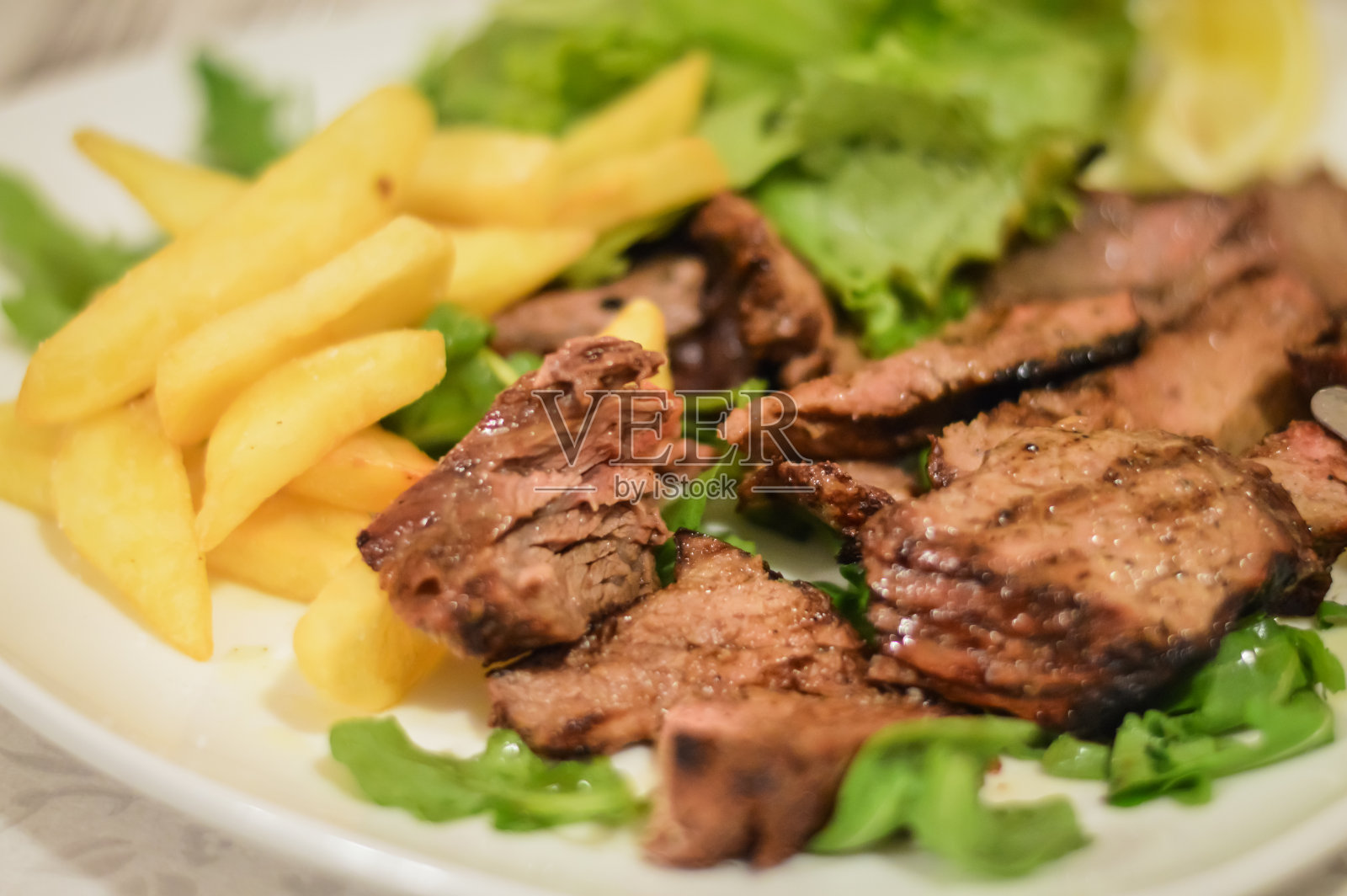 牛肉片和炸薯条照片摄影图片