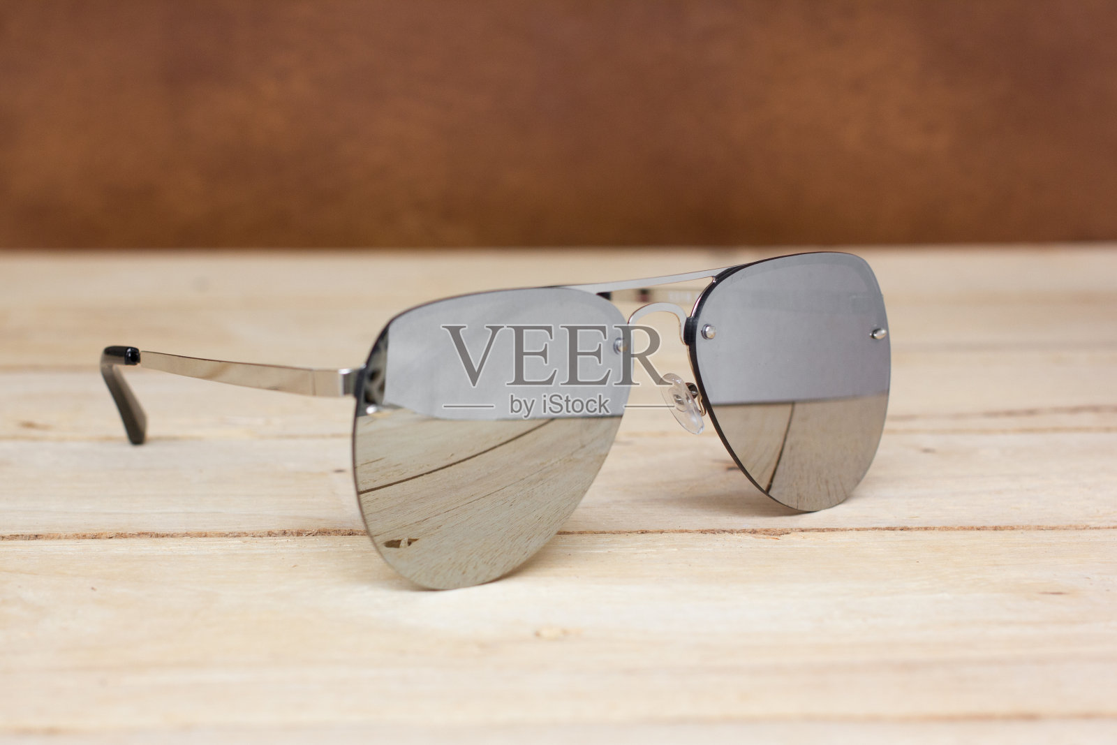 带有镜面镜片的太阳镜。照片摄影图片