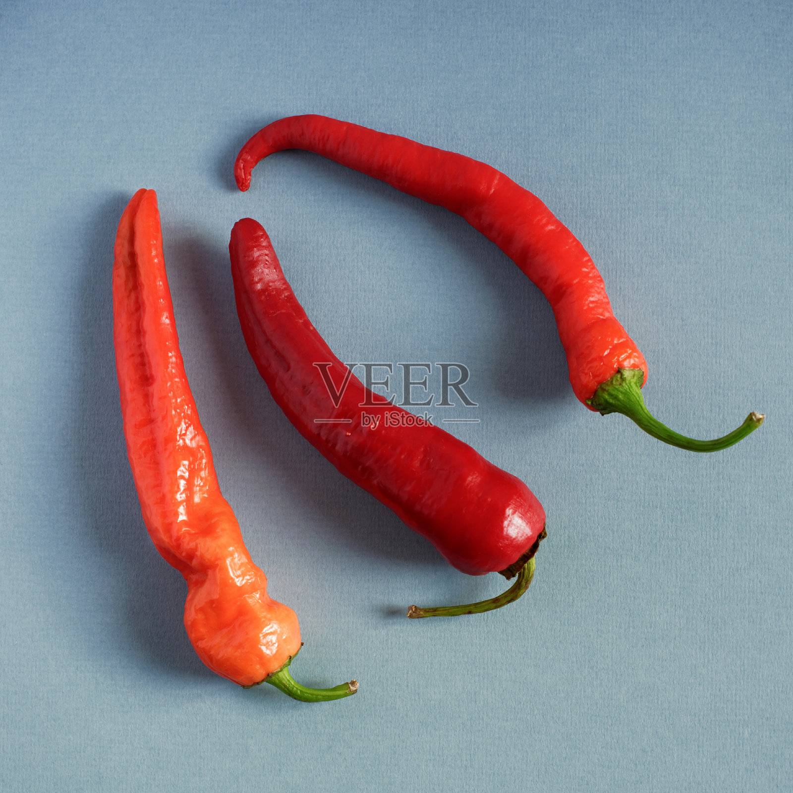 纹理纸上的红辣椒照片摄影图片