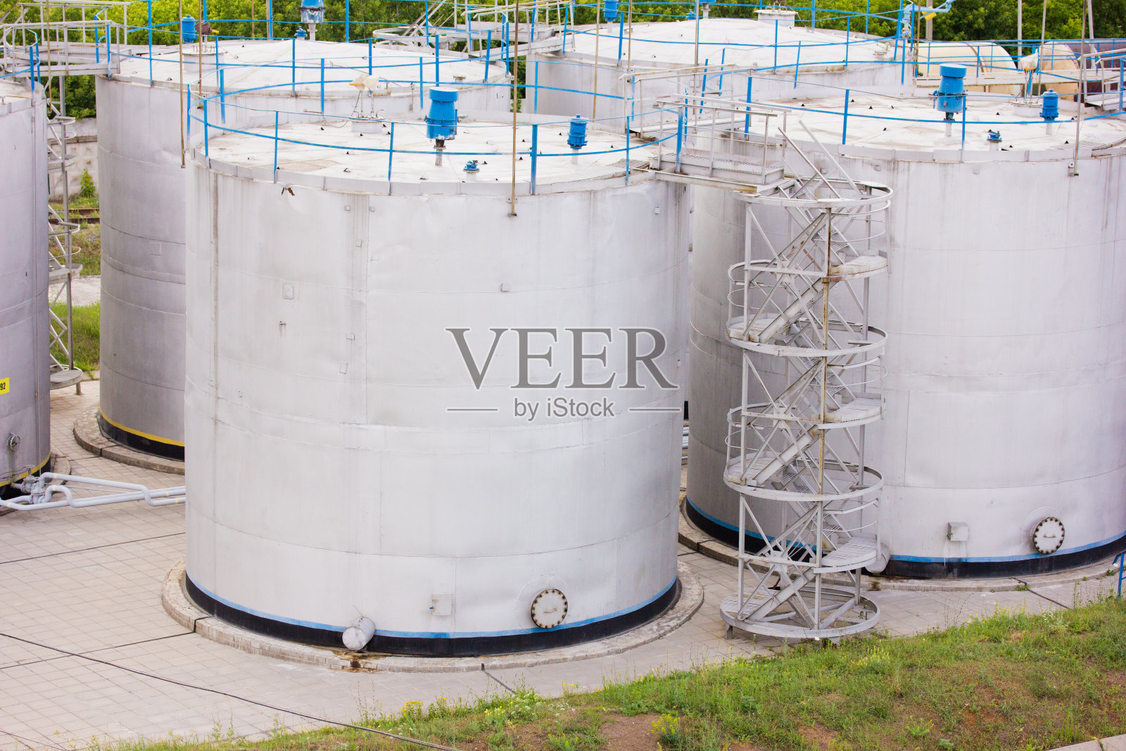 装汽油和机油的白色大油箱照片摄影图片