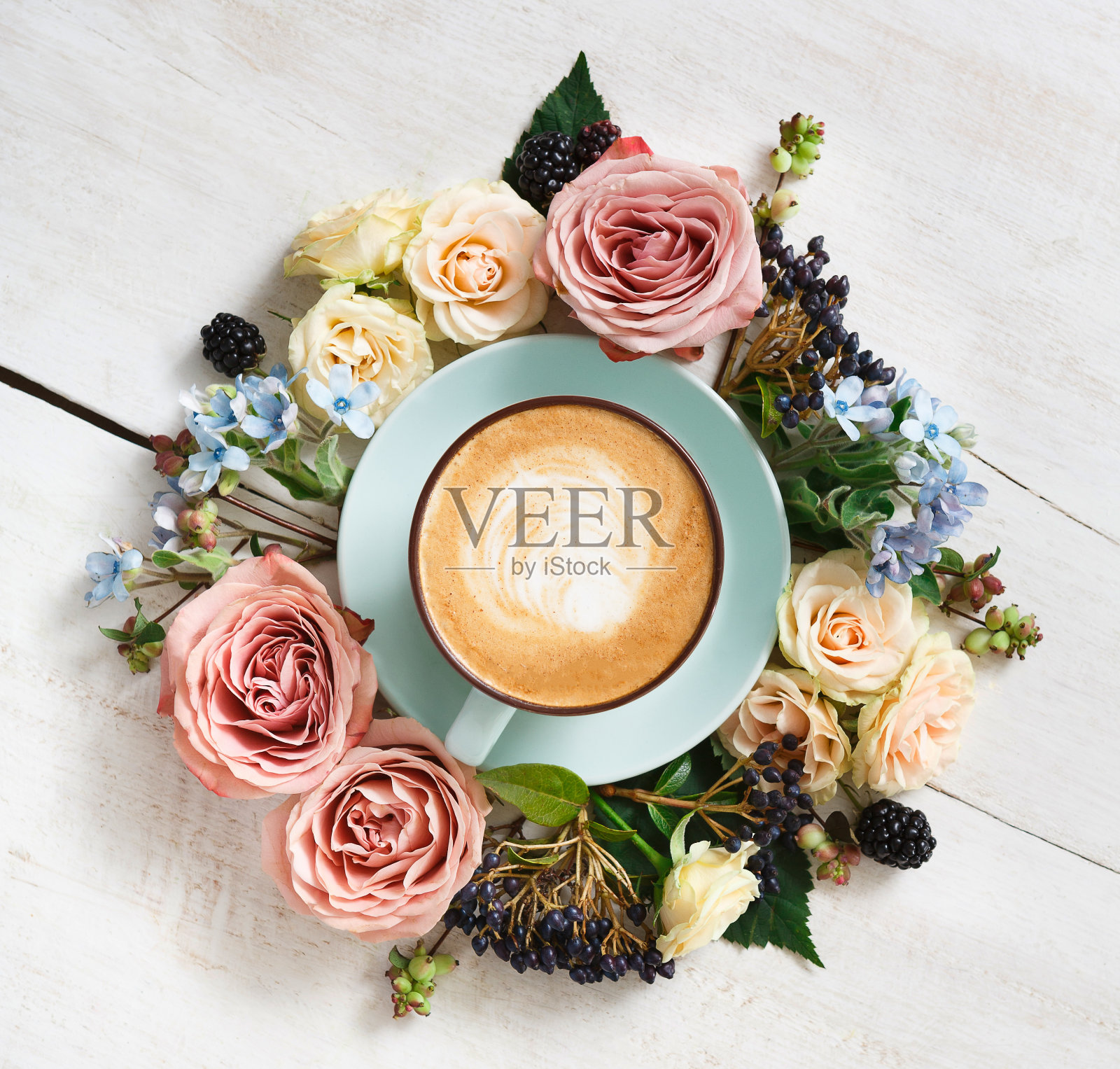 卡布奇诺咖啡和花组成的白木照片摄影图片