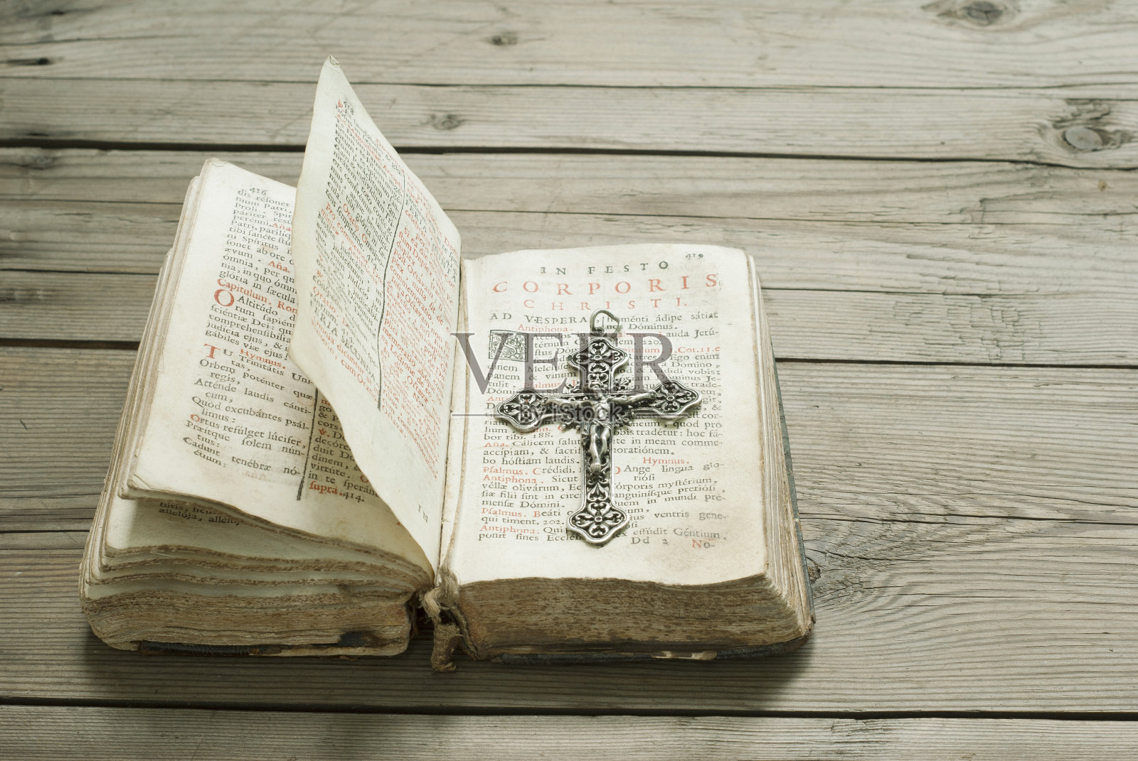 十字架和圣经照片摄影图片