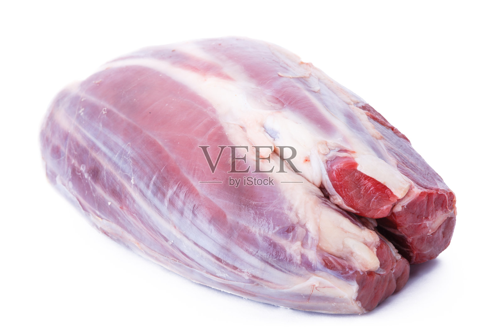 在白色背景下分离的生牛肉照片摄影图片