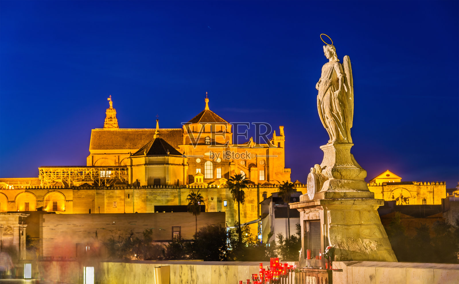 科尔多瓦罗马桥上拉斐尔大天使的雕像照片摄影图片