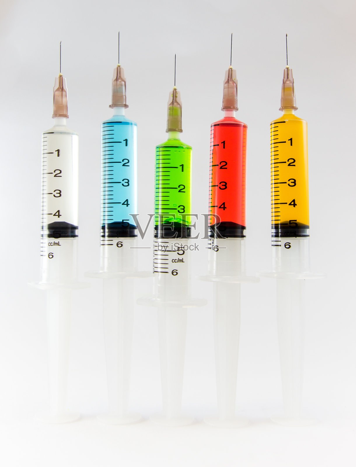 含有多种颜色溶液的注射器照片摄影图片