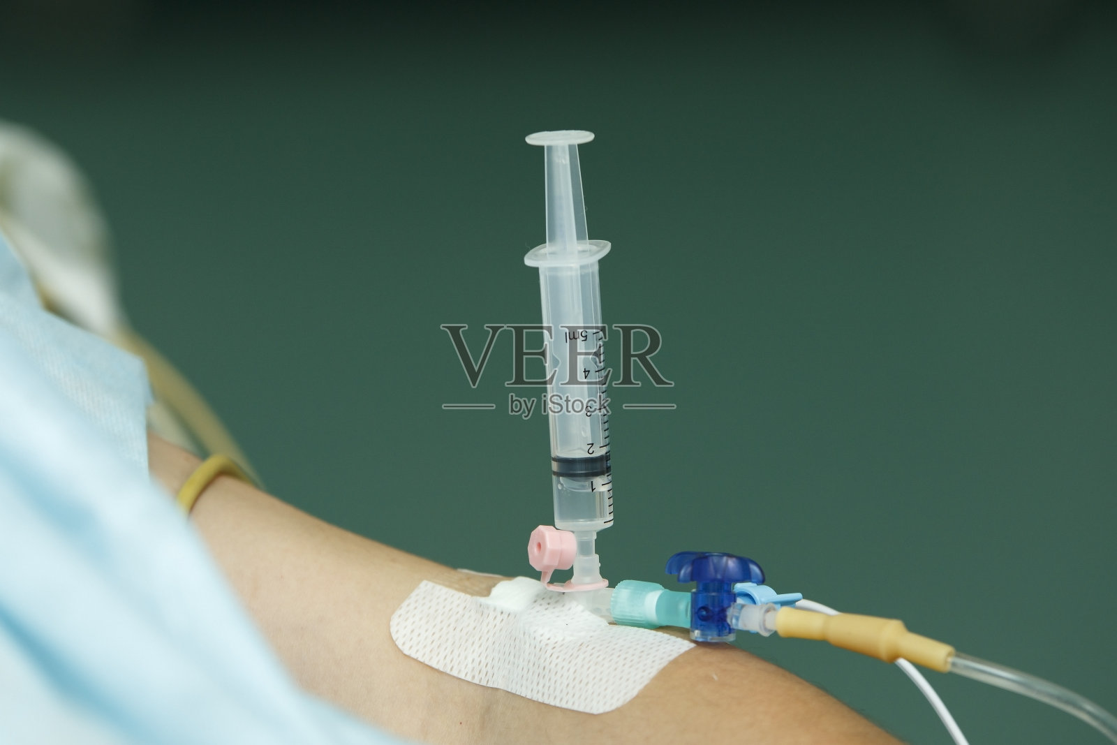 注射器在导管照片摄影图片