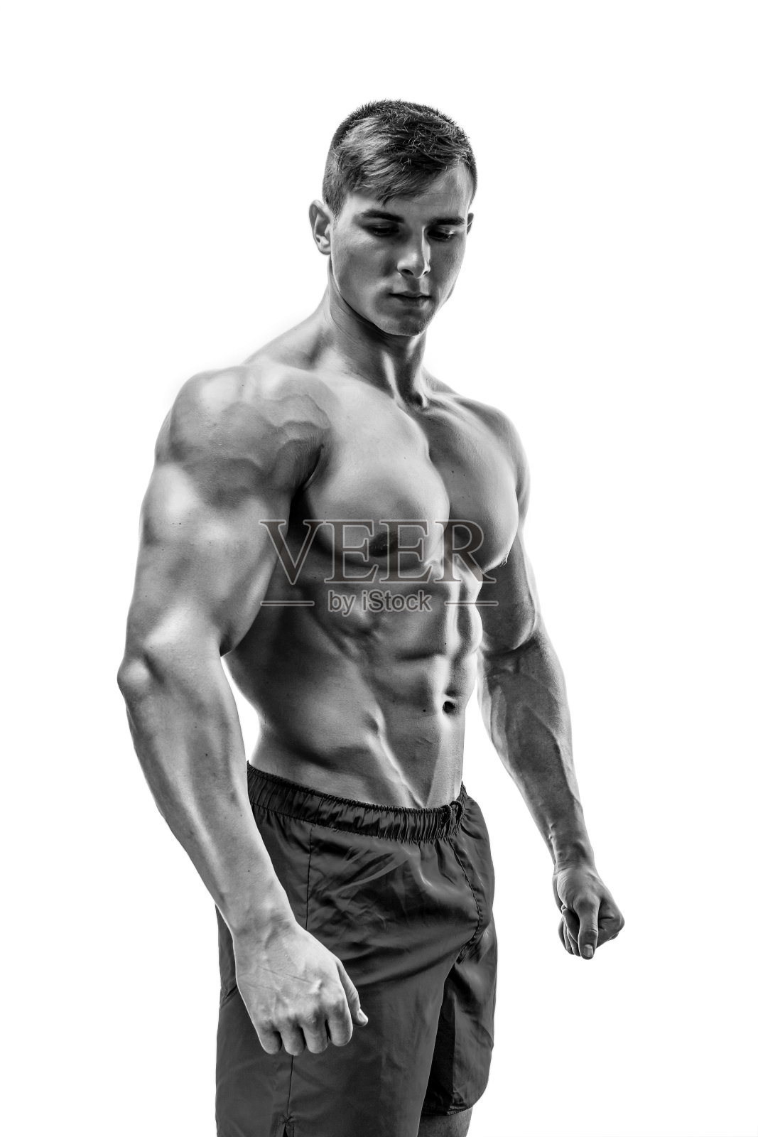 肌肉男在工作室摆姿势的照片照片摄影图片