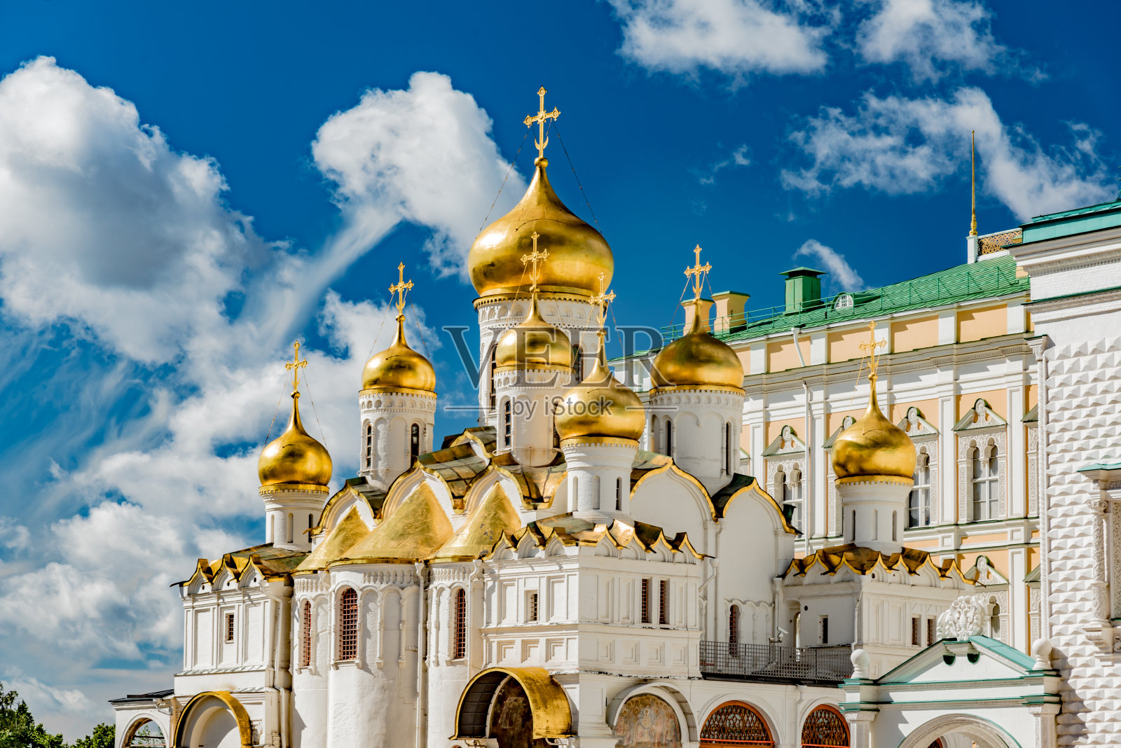 东正教教堂的金色圆顶照片摄影图片