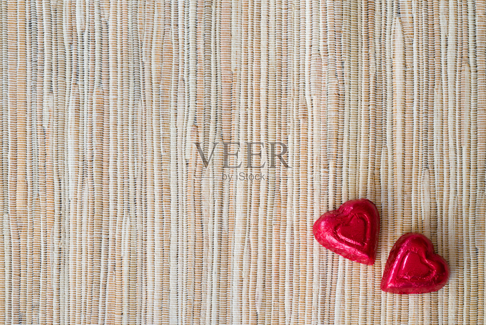 红心糖果背景在轻编织的背景照片摄影图片