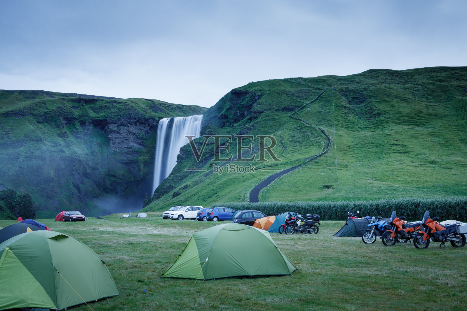 Skogarfoss瀑布旁的露营者照片摄影图片