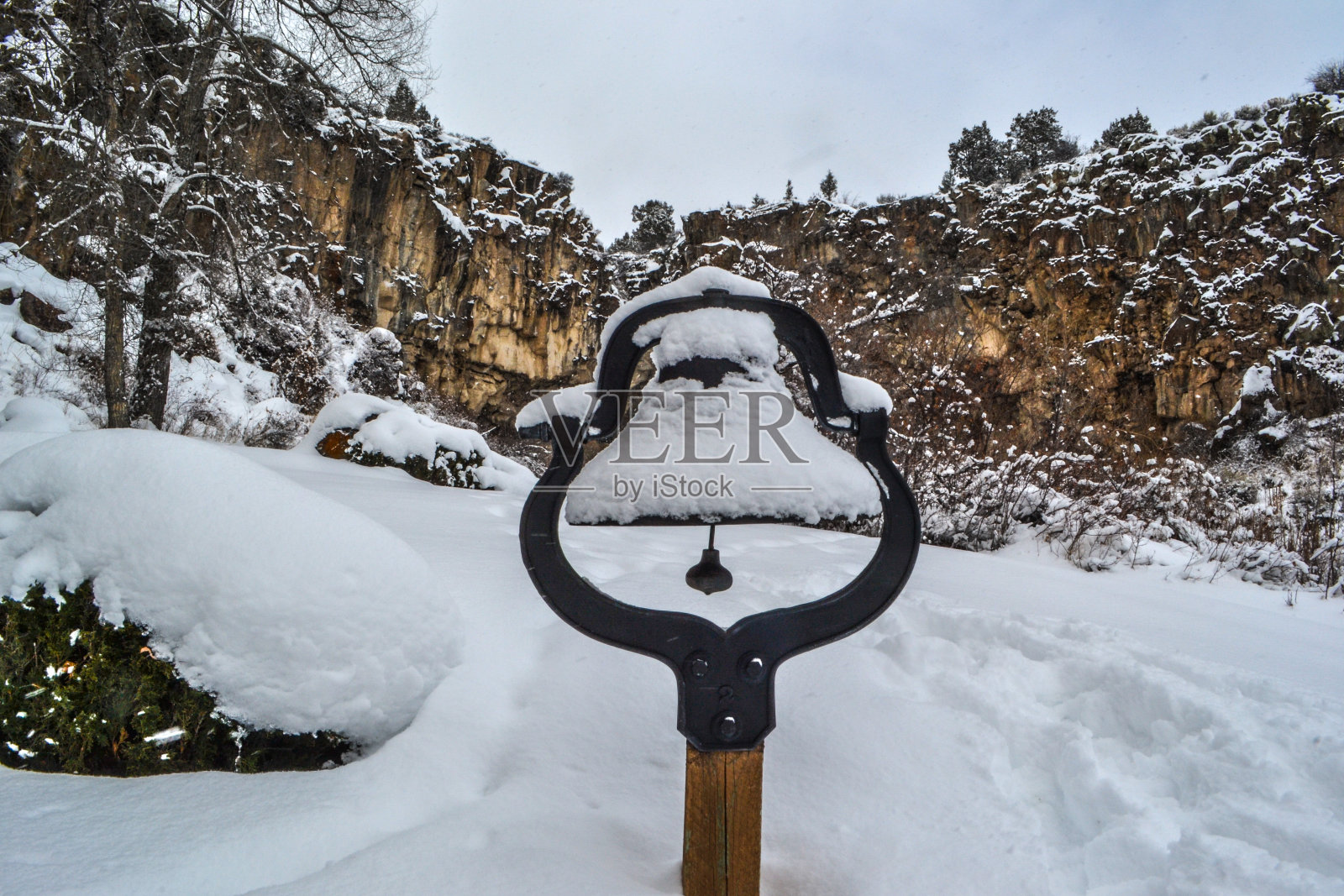 雪覆盖了钟照片摄影图片