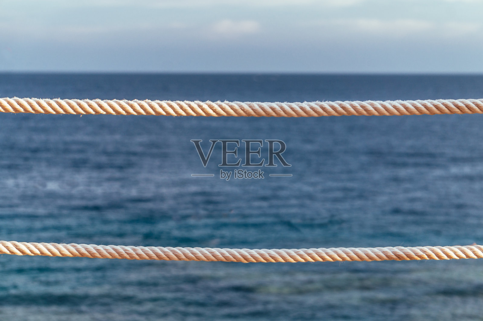 航行。白色的船绳和大海照片摄影图片