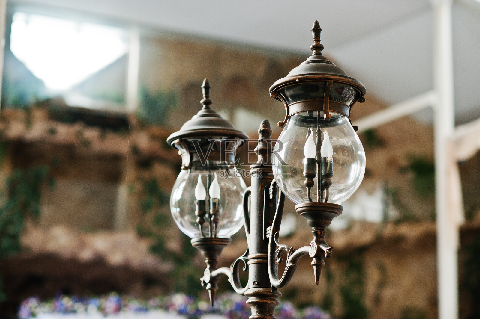 大厅里的两盏复古灯笼。照片摄影图片