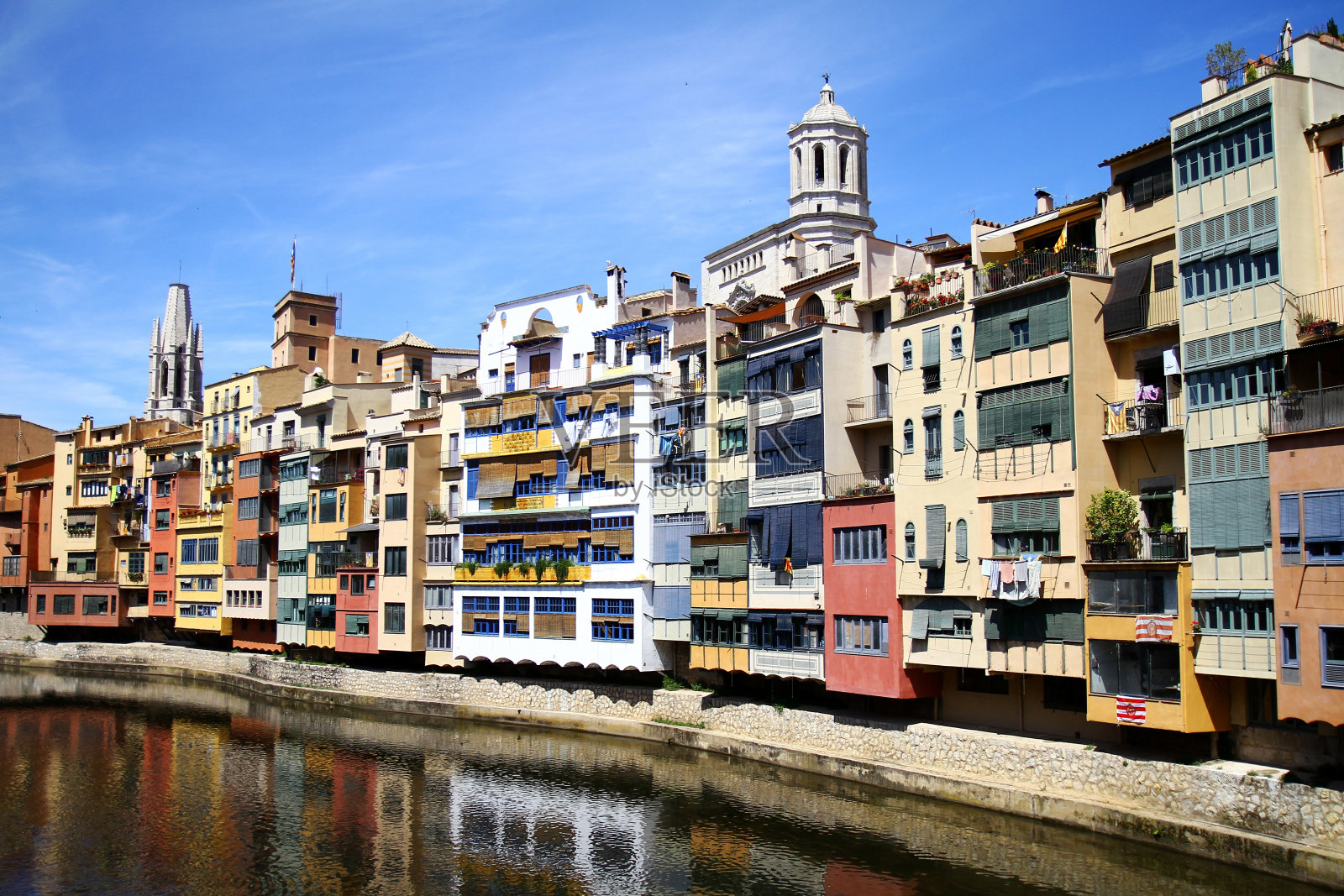 西班牙赫罗纳五颜六色的建筑。奥尼亚河上的房子照片摄影图片