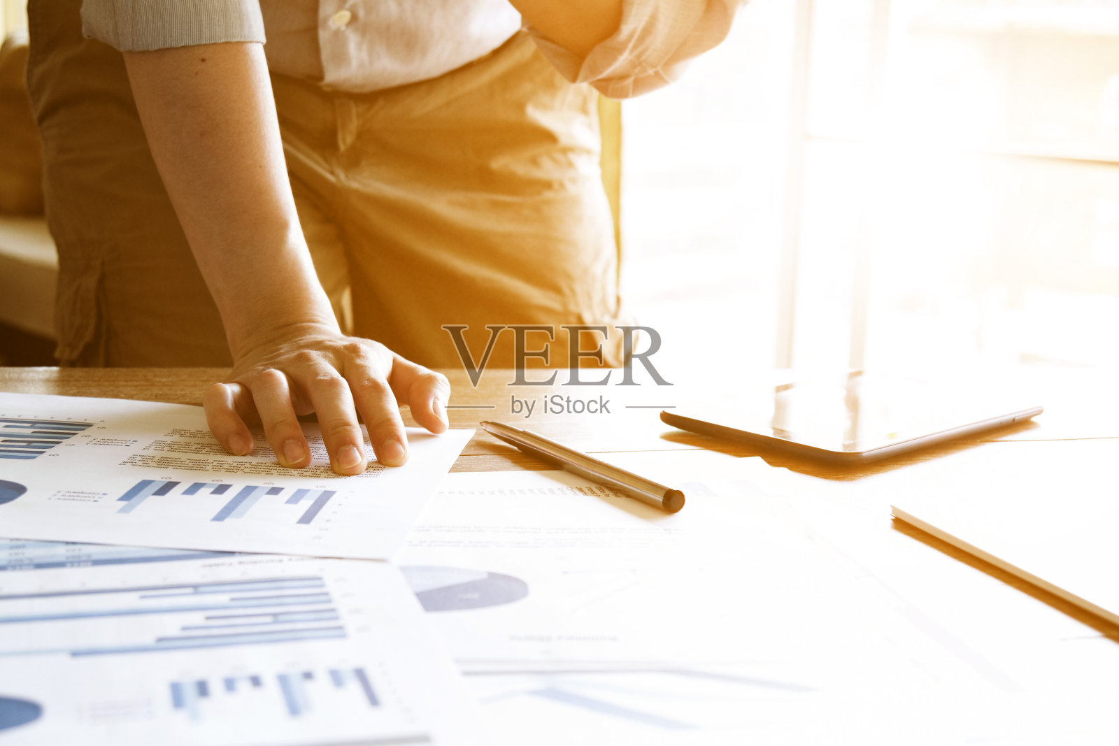 分析图表文件的业务人员照片摄影图片