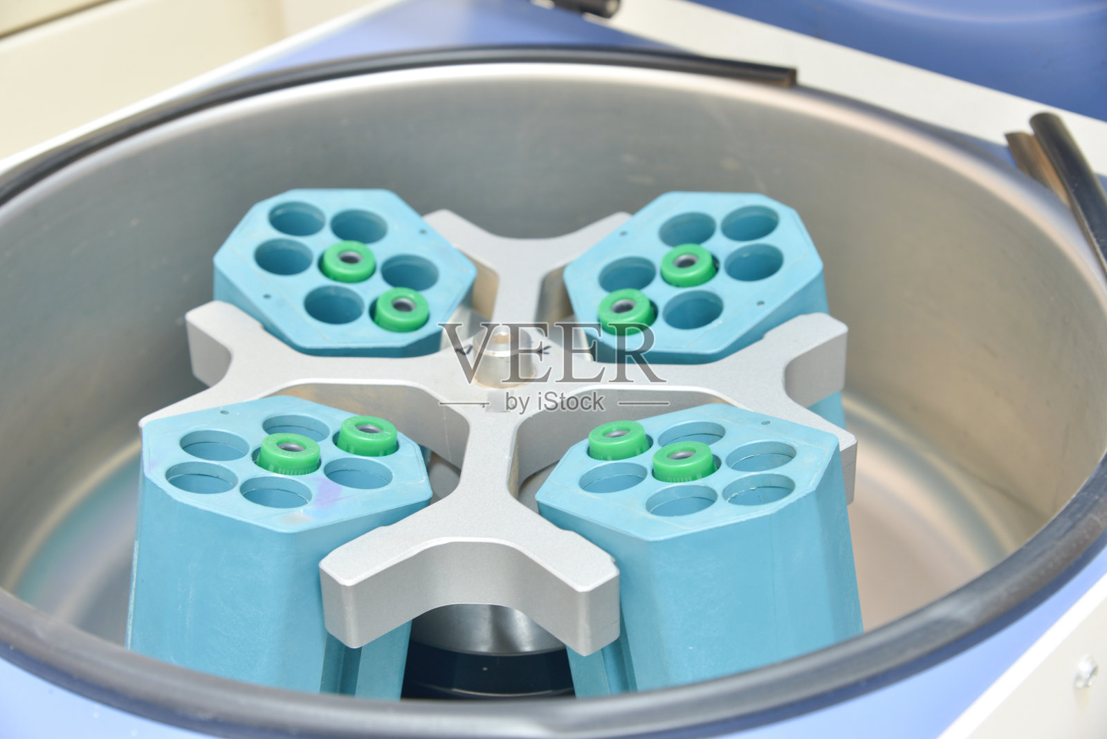 试管放在实验室的离心机里照片摄影图片