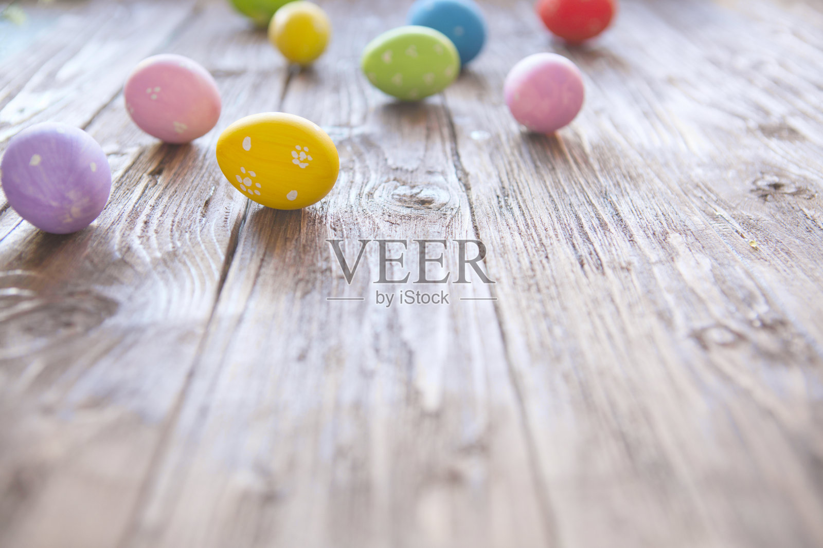 复活节彩蛋放在一张木桌上照片摄影图片
