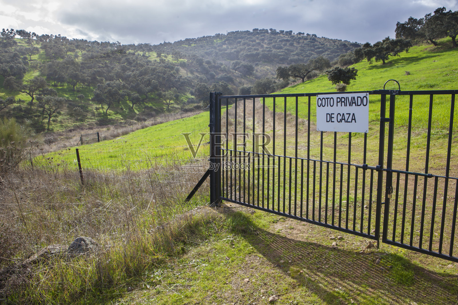有私人狩猎场标志的门,埃斯特雷马杜拉,S照片摄影图片