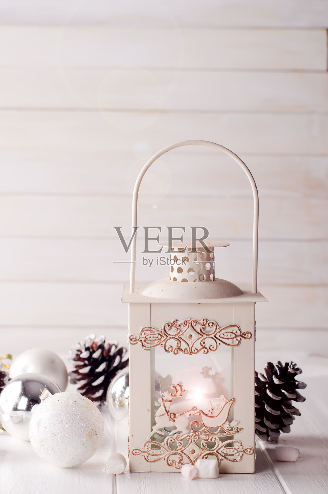 在圣诞装饰的雪中燃烧的灯笼照片摄影图片